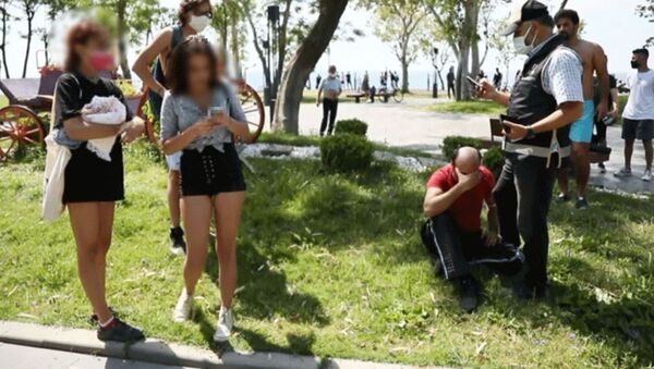Genç kızları cep telefonuyla görüntüleyen Mustafa A.-Konyaaltı Sahili - Sputnik Türkiye