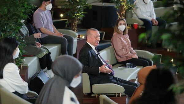 Cumhurbaşkanı Recep Tayyip Erdoğan, Cumhurbaşkanlığı Millet Kütüphanesi’nde gençler ile söyleşi yaptı. - Sputnik Türkiye