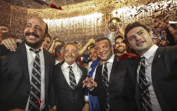 Süper Lig'in 2020-2021 sezonunda mutlu sona ulaşan Beşiktaş, şampiyonluk kupasını aldı. - Sputnik Türkiye