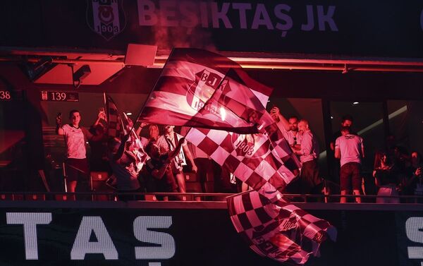 Süper Lig'in 2020-2021 sezonunda mutlu sona ulaşan Beşiktaş, şampiyonluk kupasını aldı. - Sputnik Türkiye