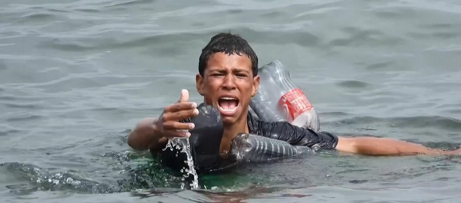Plastik şişelerle yüzerek Fas'tan İspanya kıyılarına ulaşan mülteci çocuk yakalandı - Sputnik Türkiye, 1920, 20.05.2021