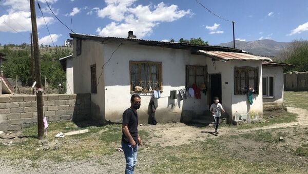 Erzincan’da psikolojik sorunlar yaşadığı öne sürülen Afganistan uyruklu 7 aylık hamile ve 4 çocuk annesi kadın, karnındaki çocuğu düşürmek için evinin çatısından aşağı atladı. - Sputnik Türkiye