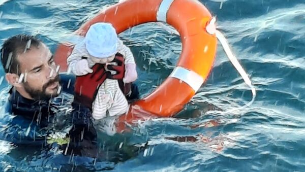İspanya'nın Kuzey Afrika'daki toprağı Ceuta'daki göçmen krizinde Akdeniz'de birkaç aylık bebeği sudan çıkaran İspanya jandarması dalgıcı Juan Francisco Valle - Sputnik Türkiye