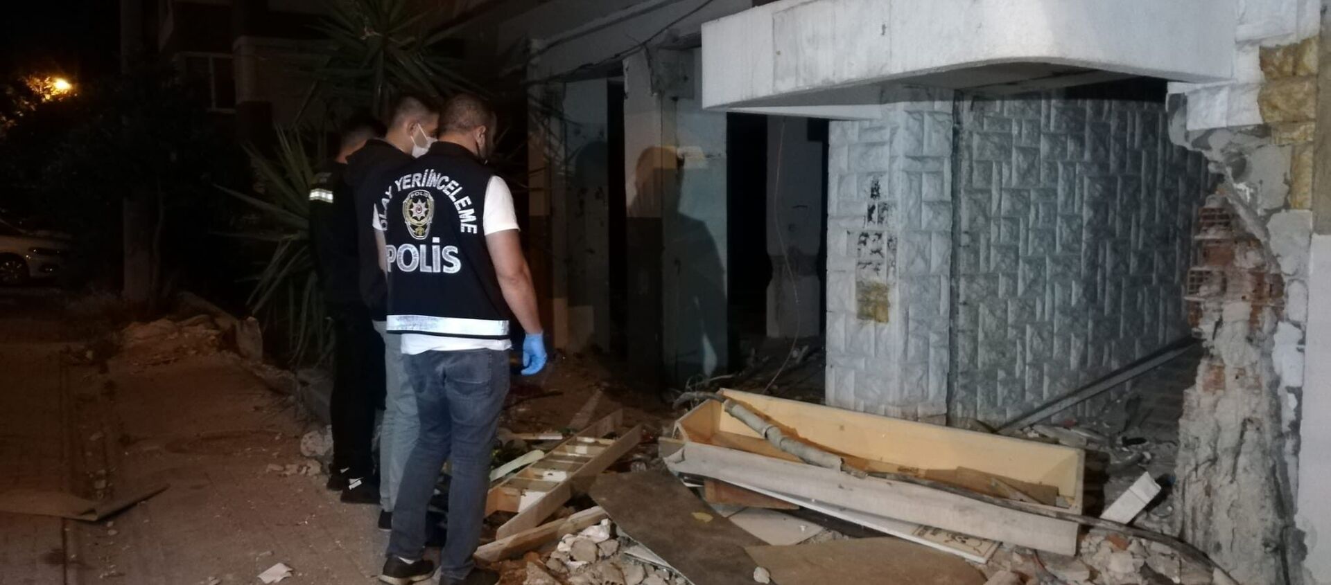İzmir'de 30 Ekim 2020'de meydana gelen 6.6'lık depremin ardından, Karşıyaka ilçesinde bulunan ve kentsel dönüşüm kapsamında boşaltılan 8 katlı binadan kablo çalmak isterken elektrik akıma kapılan kişi kaldırıldığı hastanede yaşamını yitirdi. - Sputnik Türkiye, 1920, 22.05.2021