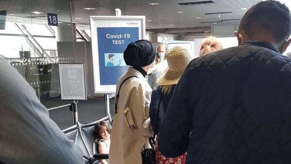 Fransa, Anadolu Jet’in İsviçre'nin Basel kentine inen uçağının yolcularının Türkiye’de yaptırdığı PCR testlerini kabul etmedi. Yaşanan test krizi nedeniyle aralarında Türk vatandaşlarının da bulunduğu 100’den fazla yolcu saatlerce Basel Euroairport Havaalanı'nda bekletildi. - Sputnik Türkiye