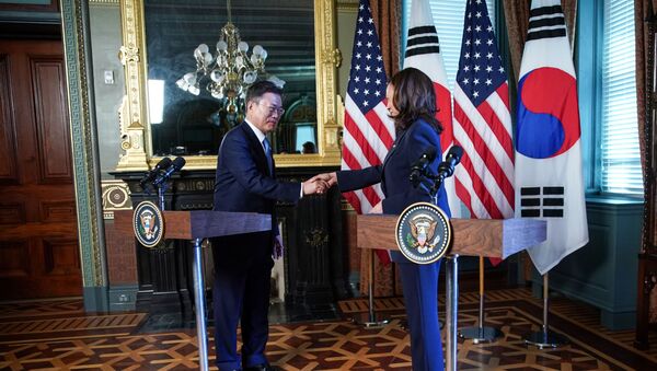 ABD Başkan Yardımcısı Kamala Harris’in Güney Kore Devlet Başkanı Moon Jae-in ile düzenlediği ortak basın toplantısı sonunda Jae-in'in elini sıkmasının ardından elini üzerine silmesi sosyal medyanın gündemine oturdu. - Sputnik Türkiye