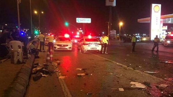Kocaeli'nin Derince ilçesinde alkollü sürücünün kullandığı otomobil, polis kontrol noktasında bulunan 4 araca çarptı. Kazada, biri denetim yapan polis olmak üzere 3 kişi yaralandı. - Sputnik Türkiye