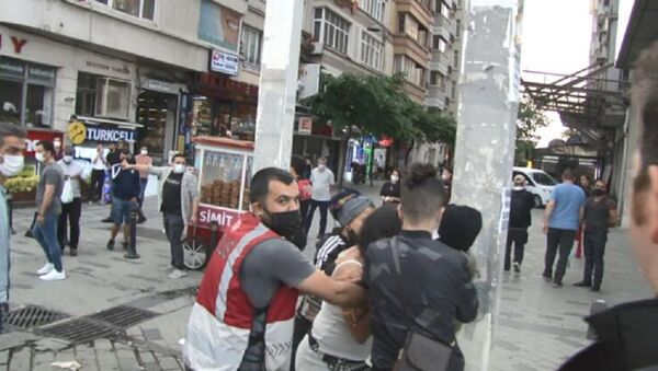 Taksim'de gözaltına alınmamak için soyunan kadın, polis - Sputnik Türkiye