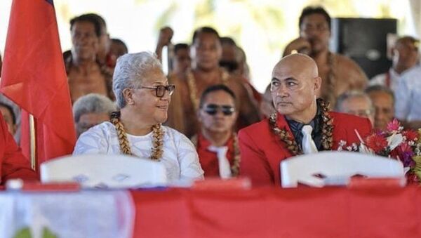 Samoa'da çadırda yemin etmek zorunda kalan ilk kadın başbakan Fiame Naomi Mata'afa ile başbakan yardımcısı Tuala Tevaga Ponifasio - Sputnik Türkiye