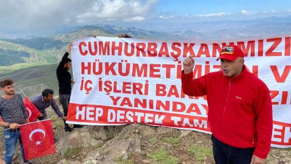 Tekeli Dağı'nın zirvesine tırmanıp, Erdoğan ve Bakan Soylu'ya destek verdiler - Sputnik Türkiye