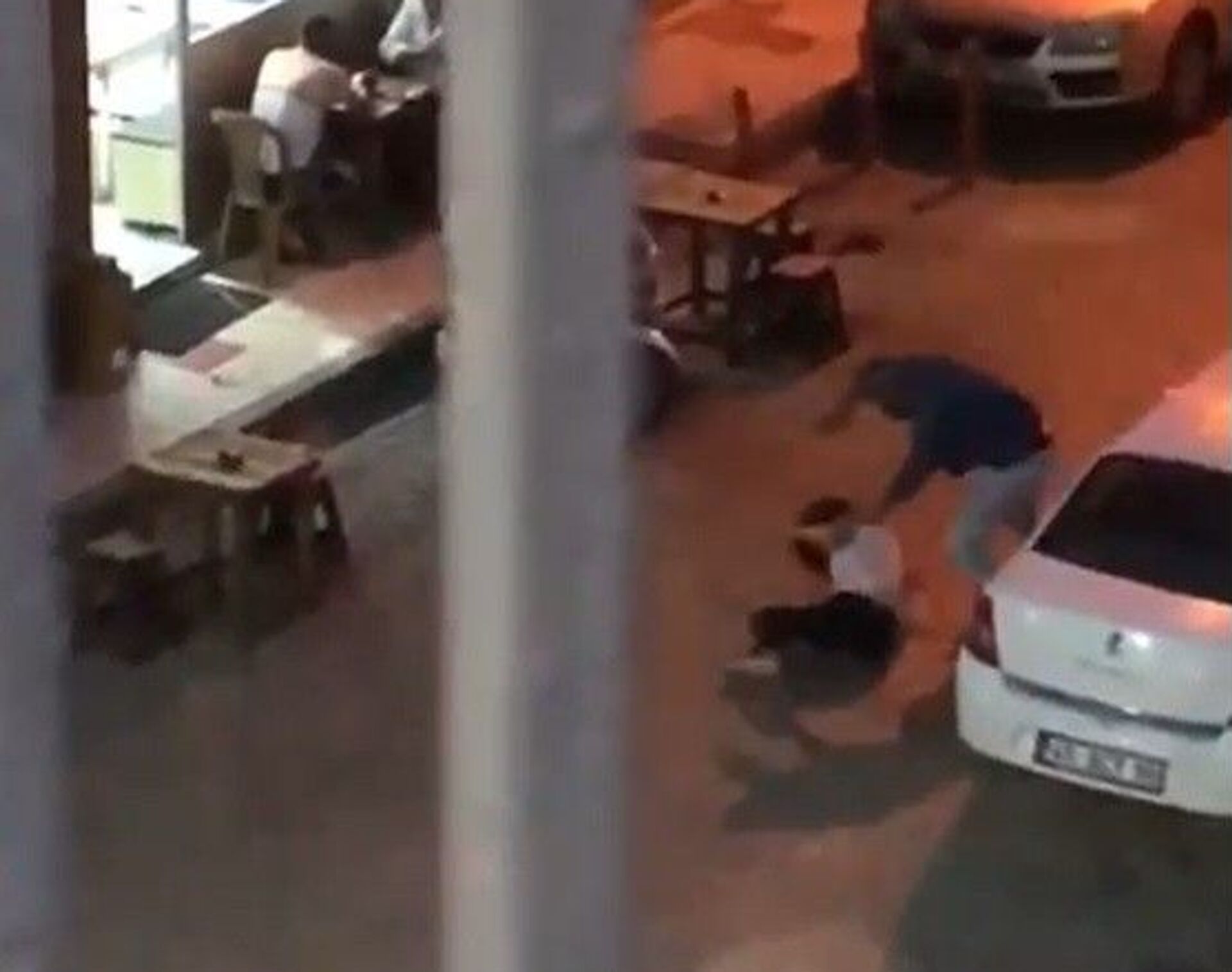 Manisa’nın Yunusemre ilçesinde bir kişinin eski eşini sokak ortasında öldüresiye dövdüğü anlar bir vatandaş tarafından cep telefonuyla kaydedildi. - Sputnik Türkiye, 1920, 28.05.2021