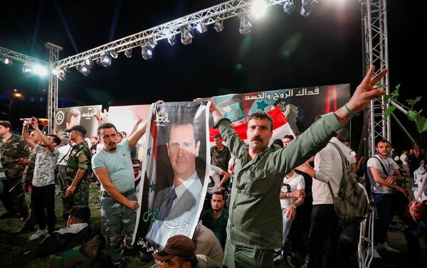 Suriye seçimlerinin galibi mevcut Devlet Başkanı Beşar Esad oldu, ülkenin birçok kentinde halk kutlamalar için sokaklara döküldü. - Sputnik Türkiye