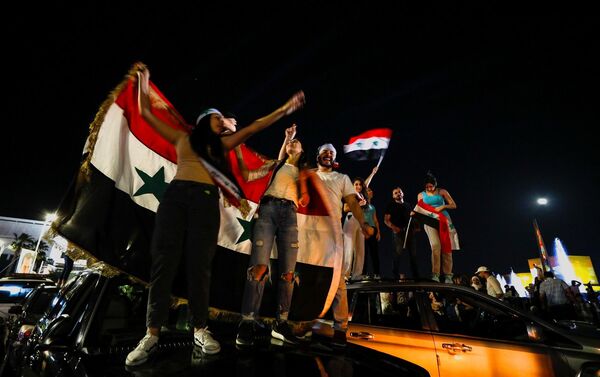 Suriye seçimlerinin galibi mevcut Devlet Başkanı Beşar Esad oldu, ülkenin birçok kentinde halk kutlamalar için sokaklara döküldü. - Sputnik Türkiye