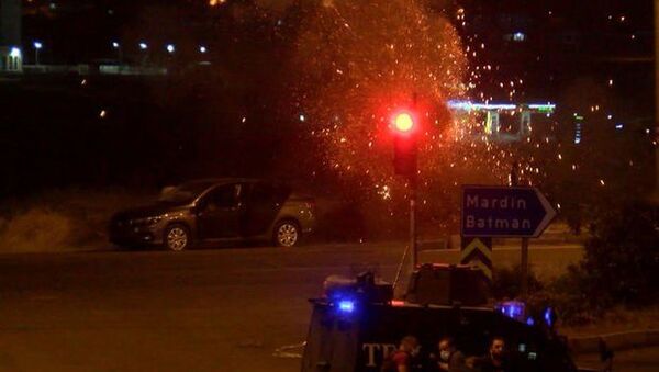 Diyarbakır'da, bombalı araçla saldırı hazırlığındaki terörist, polis ekiplerinin istihbari çalışması sonucu engellendi. Saldırı hazırlığındaki terörist gözaltına alınırken, bomba imha uzmanlarınca patlayıcının imha anı ise kameraya yansıdı. - Sputnik Türkiye