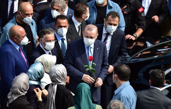 Cumhurbaşkanı Recep Tayyip Erdoğan, katıldığı açılış töreninde cuma namazı sonrası Taksim Camii'ne Kur'an-ı Kerim hediye etti. - Sputnik Türkiye