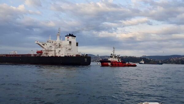 Makine arızası nedeniyle kıyıya sürüklenen tankerdeki çalışmaların tamamlanmasının ardından İstanbul Boğazı trafiğe açıldı. - Sputnik Türkiye