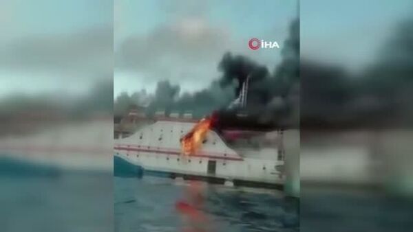 Endonezya’da 181 yolcusu bulunan bir feribot seyir halindeyken alev alırken, denizin ortasında yaşanan can pazarı kameralara yansıdı. - Sputnik Türkiye
