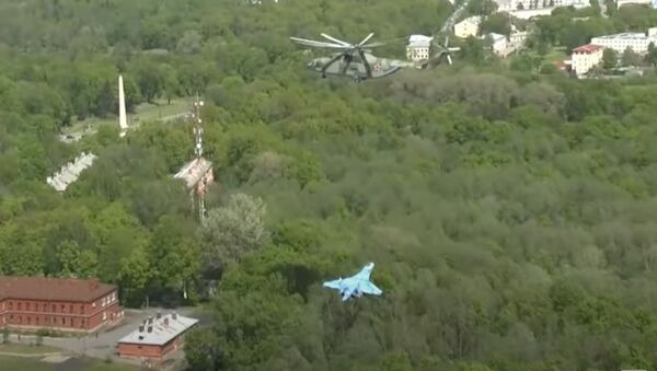 Su-27 avcı uçağının Mi-26 helikopteri tarafından taşınması, kameraya yansıdı - Sputnik Türkiye