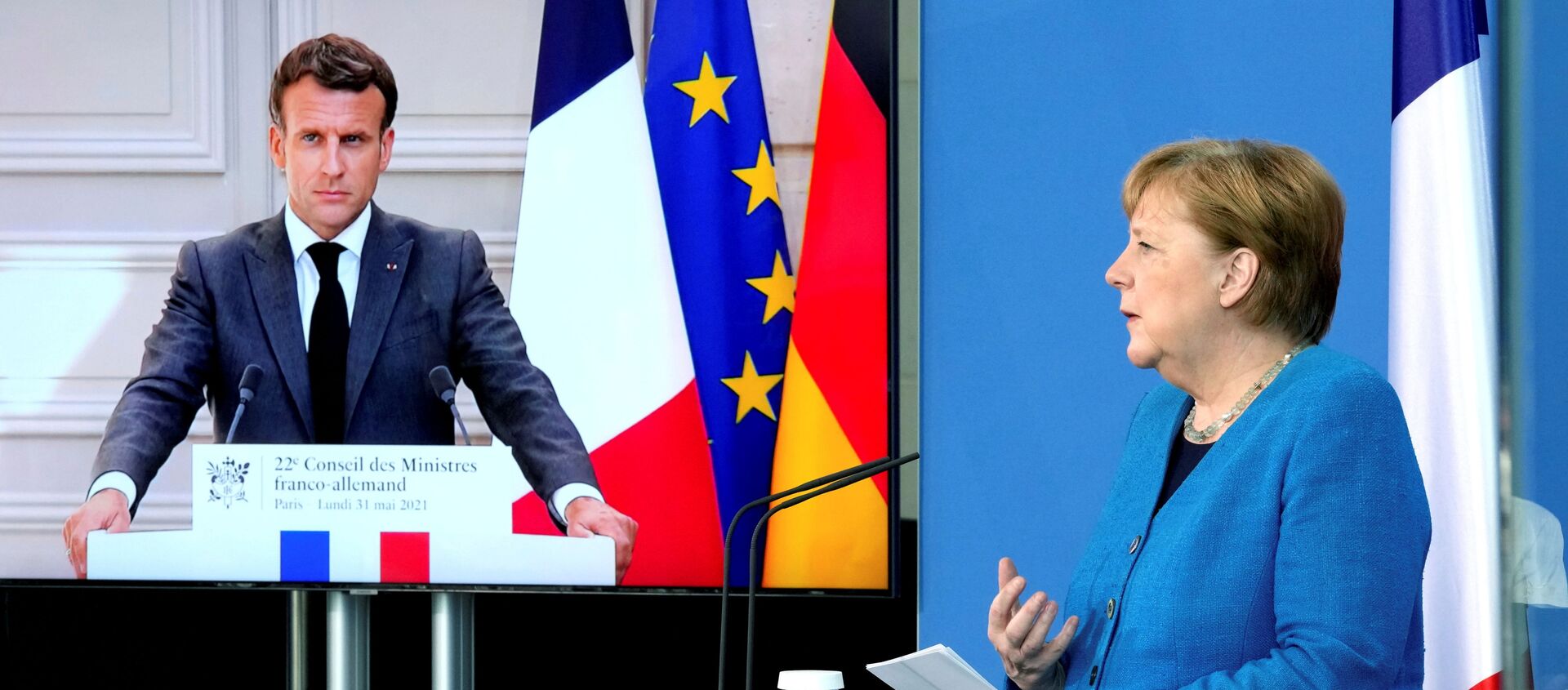 Emmanuel Macron ile Angela Merkel video konferansla gerçekleşen Fransa-Almanya Bakanlar Konseyi toplantısı sırasında  - Sputnik Türkiye, 1920, 31.05.2021