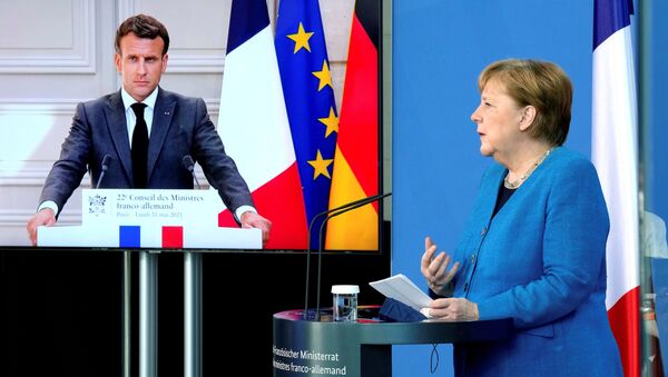 Emmanuel Macron ile Angela Merkel video konferansla gerçekleşen Fransa-Almanya Bakanlar Konseyi toplantısı sırasında  - Sputnik Türkiye