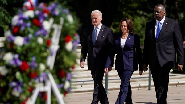 Biden, Başkan Yardımcısı Kamala Harris ve Savunma Bakanı Lloyd Austin, Arlington Ulusal Mezarlığı'nda düzenlenen Anma Günü törenine katıldı. - Sputnik Türkiye