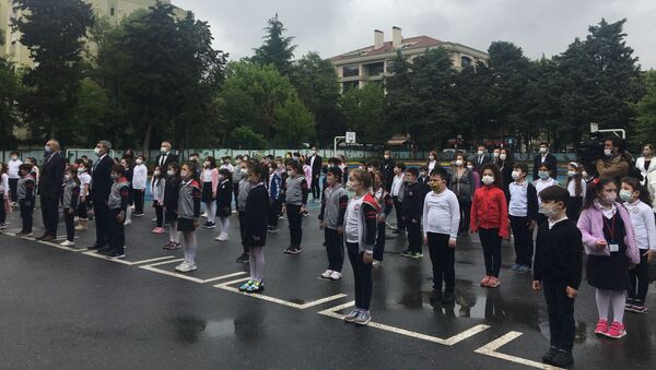 Okul / ilkokul / maskeli öğrenciler - Sputnik Türkiye