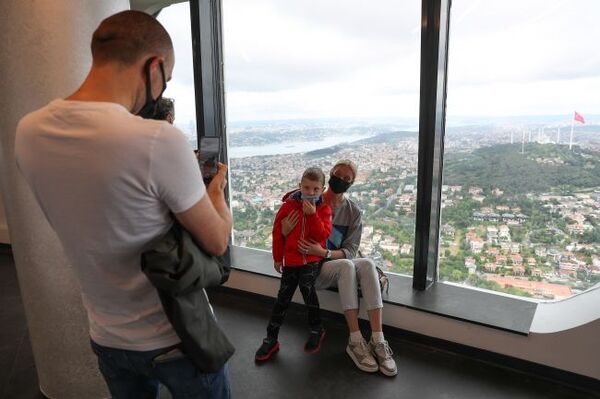 Çamlıca Kulesi'nin ilk ziyaretçileri Kenan Ayvaz ve ailesi oldu. Ayvaz ailesi, kulenin seyir terasından İstanbul manzarasını izledi. Aileye, ilk ziyaretçi olmaları nedeniyle Çamlıca Kulesi'nin camdan üretilmiş minyatürü hediye edildi. - Sputnik Türkiye