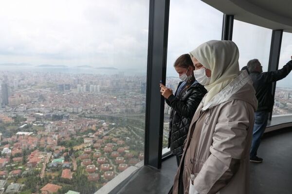 Kenan Ayvaz, Çamlıca Kulesi'ni ziyaret etmek için sabah Bolu'dan İstanbul'a geldiklerini belirterek, şunları söyledi: Bir hafta önce de Almanya'dan gelmiştik. Şu an kelebek gibi uçuyorum. Havadayız, gökyüzünde hissediyorum kendimi. Böyle bir eseri herkesin görmesini isterim. İlk misafir olacağımızı düşünmüyorduk. Oğlum çok gelmek istiyordu ve sabah direkt buraya geldik. İlk ziyaretçi olmak bizim için de sürpriz oldu. Hediye de çok güzel oldu. Ömür boyu bu anı hiç unutmayacağız. Almanya'ya döndüğümde bütün çevreme harika bir eser olduğunu söyleyeceğim. - Sputnik Türkiye