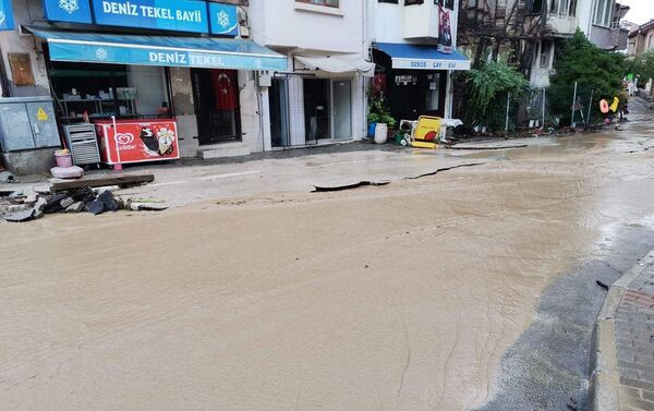 Bursa'nın Gemlik ve Mudanya ilçelerinde sağanak yağış hayatı olumsuz etkiledi. - Sputnik Türkiye