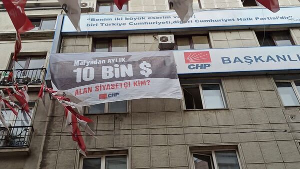 CHP’den bir pankart daha: Mafyadan aylık 10 bin dolar alan siyasetçi kim? - Sputnik Türkiye