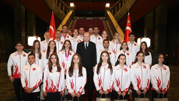 Erdoğan ve madalya kazanan cimnastikçiler - Sputnik Türkiye