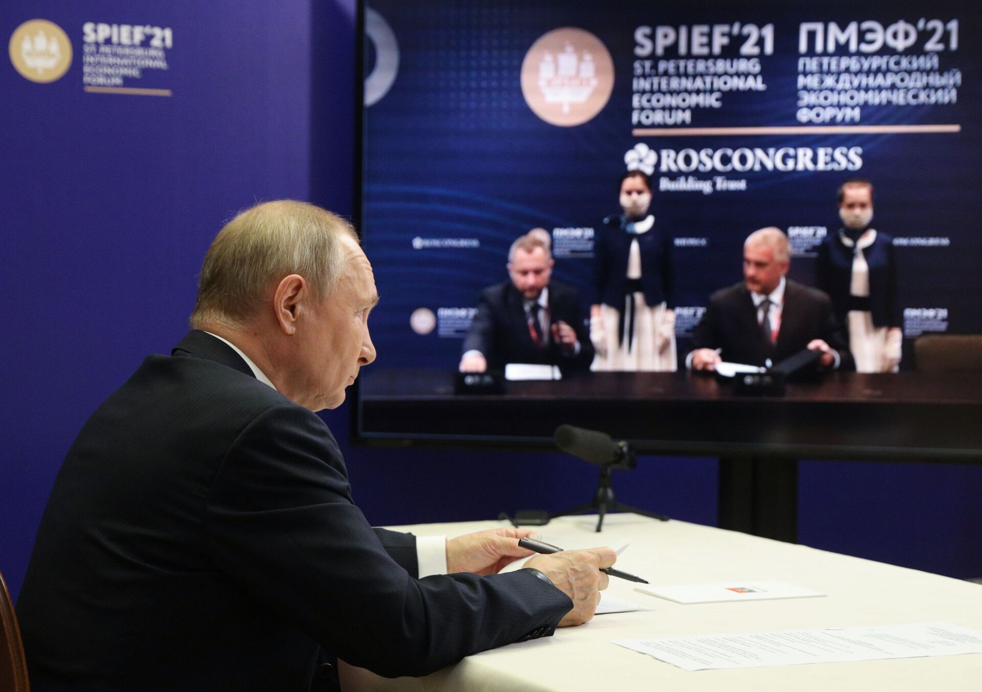 Russia Putin SPIEFRusya Devlet Başkanı Vladimir Putin’in video bağlantısı aracılığıyla katıldığı imza töreni, St. Petersburg Uluslararası Ekonomik Forumu'nda (SPIEF) gerçekleşti. - Sputnik Türkiye, 1920, 10.08.2021