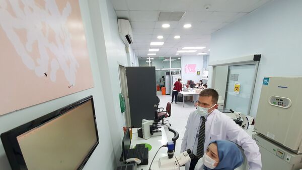  Doç. Dr. Mehmet Serdar Kütük’ün danışmanlığında, tıp fakültesi 5. sınıf öğrencisi Ümmühan Zeynep Bilgili - Sputnik Türkiye