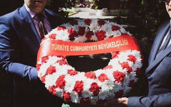 Nazım Hikmet'in mezarına bırakılan çelenk - Sputnik Türkiye