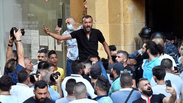Lübnan'ın başkenti Beyrut'ta toplanan bir grup gösterici, yolsuzlukla suçladıkları yönetimin düşürülmesi için gösteri düzenleyerek halkı sokağa inmeye çağırdı. - Sputnik Türkiye