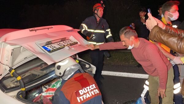 Düzce’de TEM Otoyolu üzerinde 3 aracın karıştığı zincirleme kazada 3 kişi yaralandı. - Sputnik Türkiye