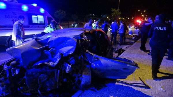 Çanakkale’de, görev başında olan sivil polis aracı ile ters yönden gelen başka bir otomobille kafa kafaya çarpıştı. - Sputnik Türkiye