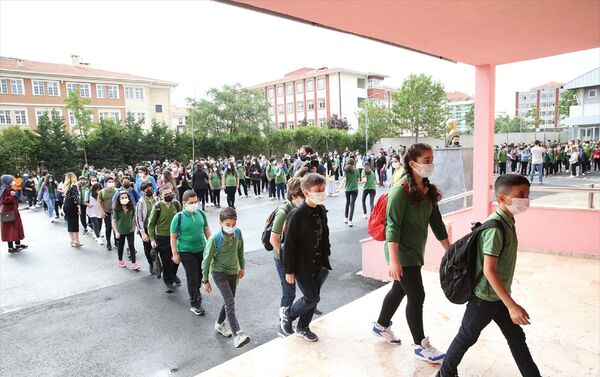 İstanbul'da, Kovid-19 ile mücadele sürecinde hazirana ilişkin kademeli normalleşme kapsamında, ortaokul ve liselerde yüz yüze eğitime geçildi. Bahçelievler Yenibosna Fatih Ortaokulu'nda öğrenciler, sınıflarına girerek ders başı yaptı. - Sputnik Türkiye