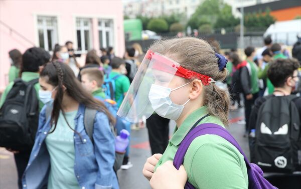 İstanbul'da, Kovid-19 ile mücadele sürecinde hazirana ilişkin kademeli normalleşme kapsamında, ortaokul ve liselerde yüz yüze eğitime geçildi. Bahçelievler Yenibosna Fatih Ortaokulu'nda öğrenciler, sınıflarına girerek ders başı yaptı. - Sputnik Türkiye