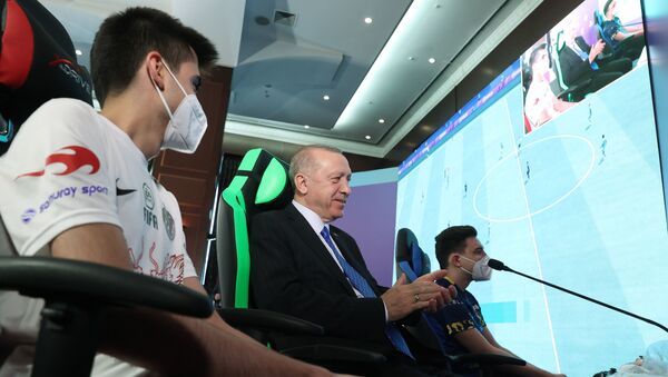 Cumhurbaşkanı ve AK Parti Genel Başkanı Recep Tayyip Erdoğan, partisinin Gençlik Kolları tarafından düzenlenen e-Spor Turnuvası’nın final maçını izledi. - Sputnik Türkiye