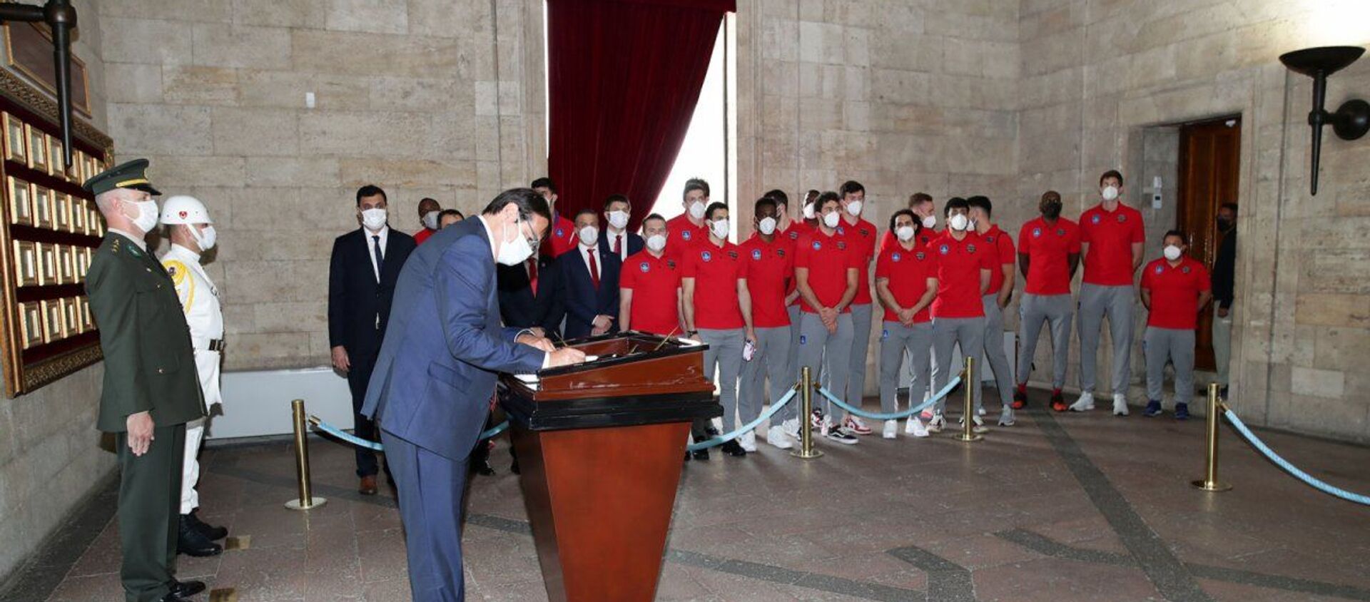 Şampiyon Anadolu Efes, Anıtkabir'i ziyaret etti - Sputnik Türkiye, 1920, 08.06.2021