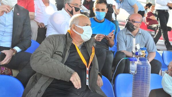 Kulüp başkanı, takımının maçını oksijen tüpüyle izledi - Sputnik Türkiye