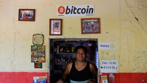El Salvador'un Chiltiupan kentindeki El Zonte Plajı'nda Bitcoin kabul ederek iş yapan bir dükkan - Sputnik Türkiye
