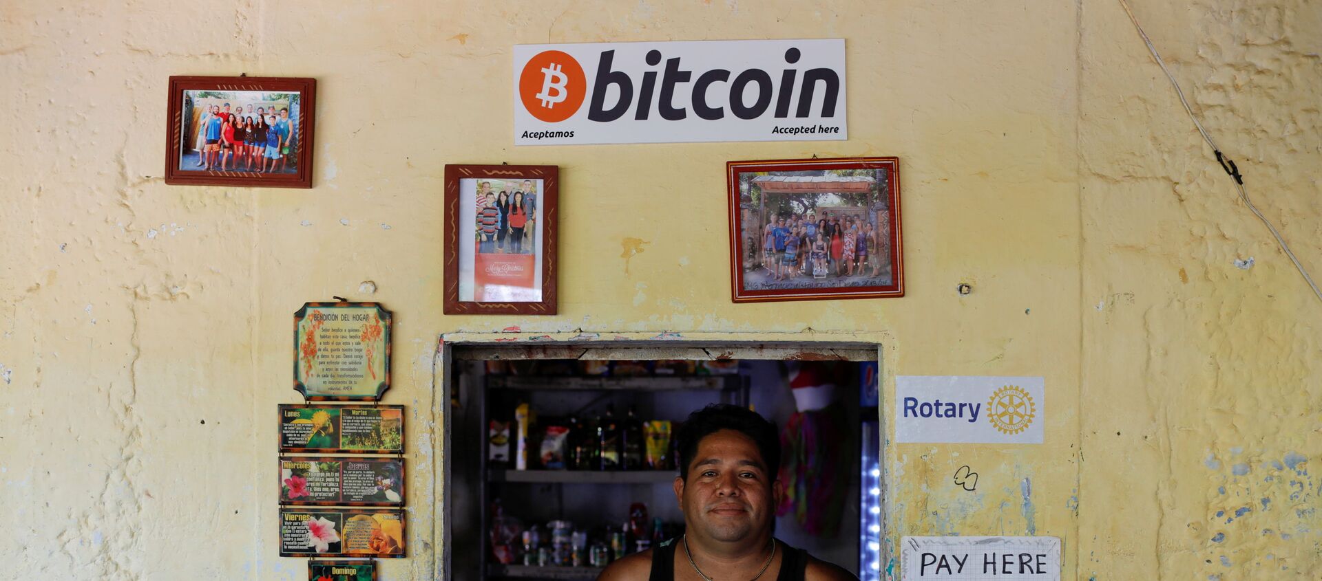 El Salvador'un Chiltiupan kentindeki El Zonte Plajı'nda Bitcoin kabul ederek iş yapan bir dükkan - Sputnik Türkiye, 1920, 10.06.2021