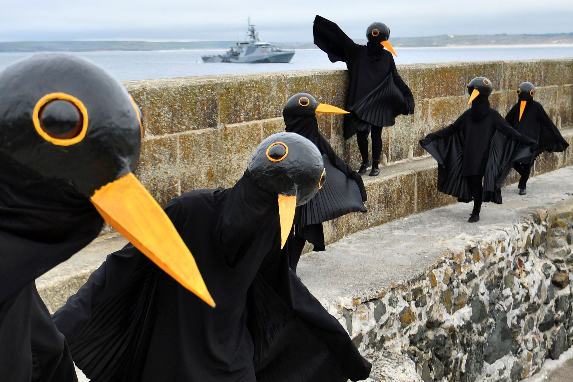 Kargo kostümü giyen bir grup, zirvenin gerçekleştirildiği esnada Cornwall sahilinde toplanarak G7 ülkelerini protesto etti. - Sputnik Türkiye, 1920, 10.08.2021