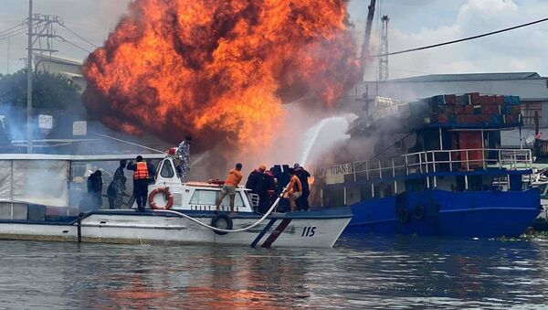 Filipinler'de gemi yangını evlere sıçradı - Sputnik Türkiye