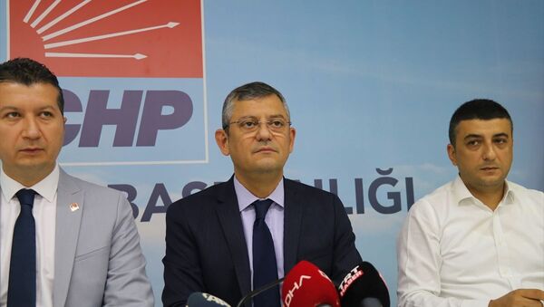 CHP Grup Başkanvekili Özgür Özel, CHP iktidarında aile sigortasının geleceğini, iktidarlarının ilk döneminin sonu gelmeden fakir kalmayacağını söyledi. - Sputnik Türkiye