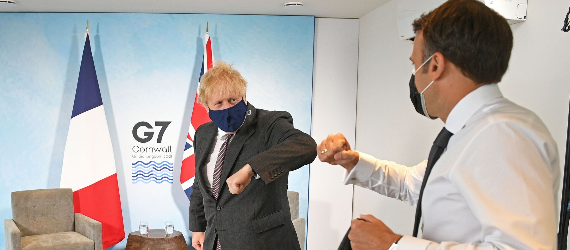 G7 zirvesindeki Boris Johnson ile Emmanuel Macron görüşmesinde dirsek selamı (Carbis Koyu, Cornwall, Britanya) - Sputnik Türkiye, 1920, 13.06.2021
