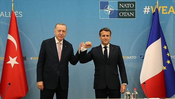 14 Haziran 2021'de Brüksel'deki NATO zirvesinde Recep Tayyip Erdoğan ile Emmanuel Macron görüşmesi - Sputnik Türkiye
