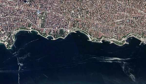 Marmara Denizi'nde görülen müsilaj, İstanbul'da Anadolu ve Avrupa yakası sahillerinde kilometrelerce yayıldı. - Sputnik Türkiye